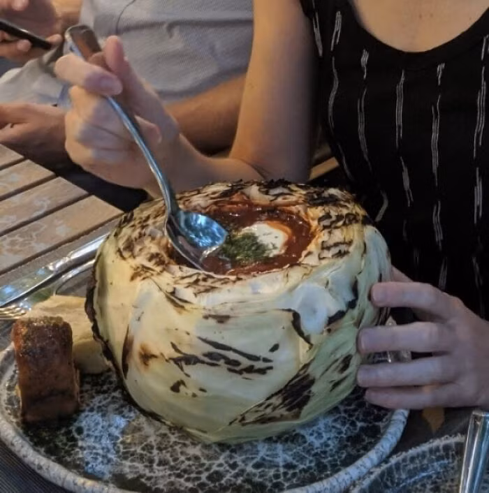 Một chiếc bắp cải nướng làm bát đựng đồ ăn.