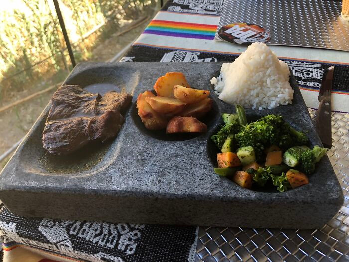 Tôi nghi ngờ nhân viên quán có thể bê khay đá nặng như thế này đi rửa sau khi phục vụ.