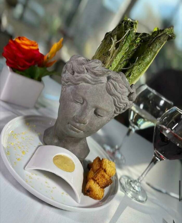 Làm sao mà ăn được khi "cô gái" đang nhìn chằm chằm vào đĩa sốt?