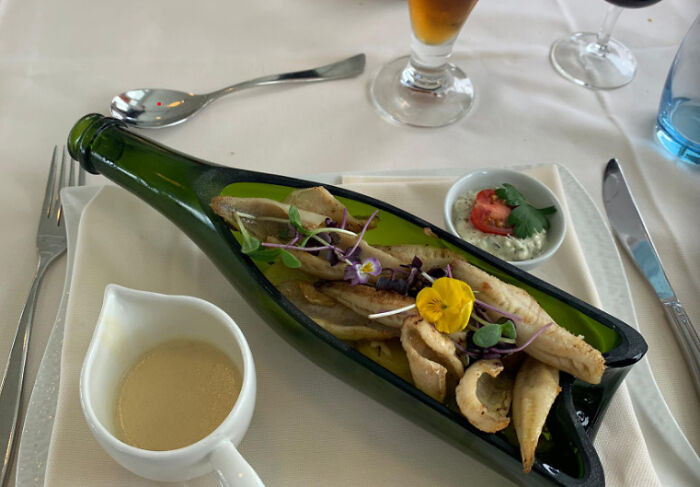 Nhìn chiếc vỏ chai chắc hẳn khiến bạn cảm thấy sẽ bị đứt lưỡi khi ăn đồ ăn.