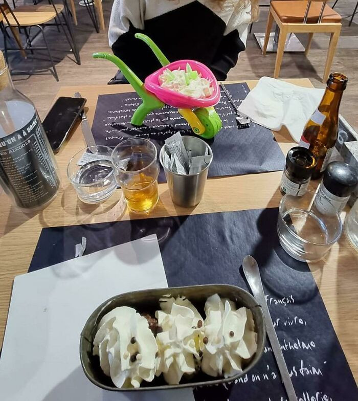 Xe cút kít đồ chơi của trẻ con cũng được đem ra đựng món ăn.