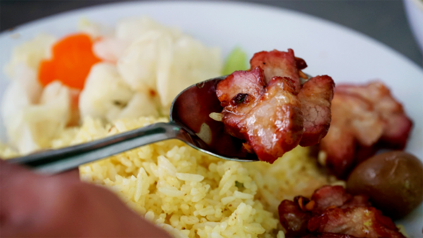 Ăn ít thịt. Dữ liệu cho thấy rằng khi chúng ta trên 30 tuổi, cơ thể mất 5% cơ bắp sau mười năm. Sarcopenia có thể gây yếu và giảm khả năng vận động, làm tăng nguy cơ té ngã và gãy xương. Khi chúng ta già đi, chế độ ăn uống, đặc biệt là lượng protein, đóng vai trò quan trọng trong việc chống lại chứng suy nhược cơ và duy trì khối lượng cơ.