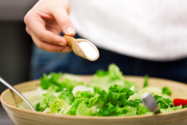 Đáng lưu ý, hầu hết natri đến từ thực phẩm chế biến sẵn, thực phẩm đóng gói và các món ăn ngoài hàng. Chuyên gia dinh dưỡng khuyên cố gắng ăn ngoài ít nhất có thể. Mặt khác, bạn nên lựa chọn thực phẩm giàu kali như chuối, khoai lang hoặc rau bina để trung hòa tác hại của natri.