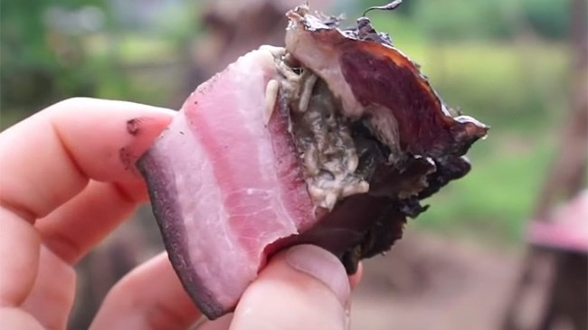 Một khi đã ăn được người ta sẽ bị nghiện, kể cả cảm giác những con giòi bò ngọ nguậy khi đưa vào miệng.