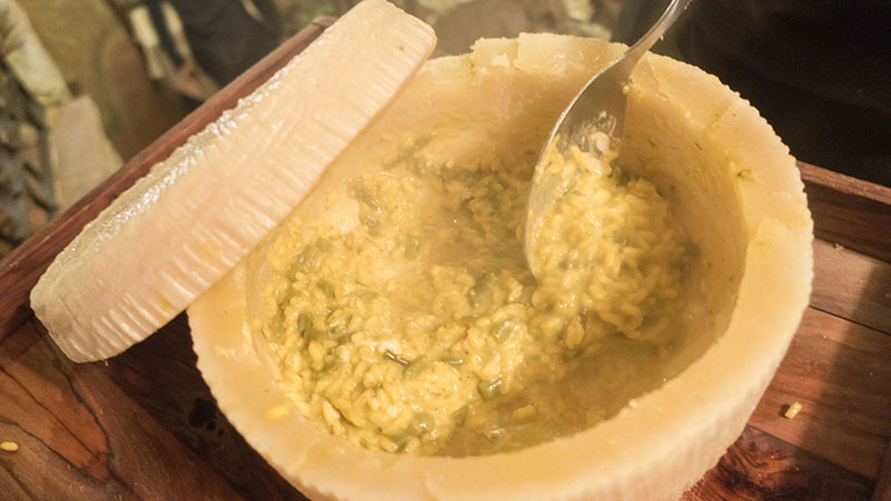 Món casu marzu của Ý có lẽ đã quá nổi tiếng với độ kinh dị của nó. Đây là một loại pho mát truyền thống của vùng Sardinia không dành cho người yếu tim.