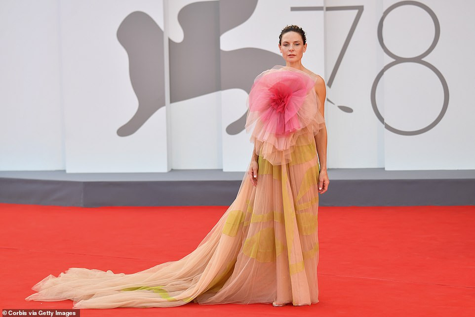 Bộ trang phục và lớp trang điểm nhẹ nhàng giúp nữ diễn viên xuất hiện tươi sáng và đầy nữ tính.