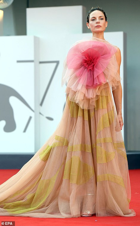 Rebecca thực sự thành một đóa hoa.