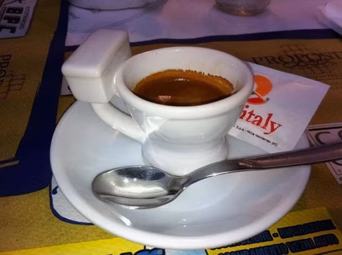 Cà phê trong cốc hình bồn cầu? Chúc bạn ngon miệng!