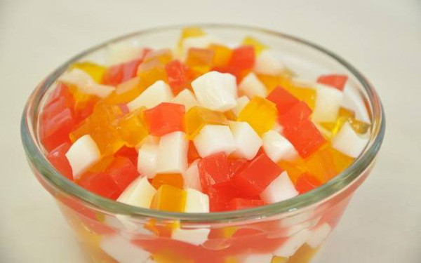 Thạch. Bản chất của các loại thạch là chất xơ (cellulose) do dòng vi khuẩn lên men acetic tạo ra. Chất xơ dù có khả năng giúp cơ thể thải bỏ bớt chất độc nhưng nếu ăn quá nhiều, nó sẽ hấp thu các khoáng chất và một số thành phần vi lượng khác rồi thải ra ngoài, làm giảm khả năng hấp thu các chất khác.