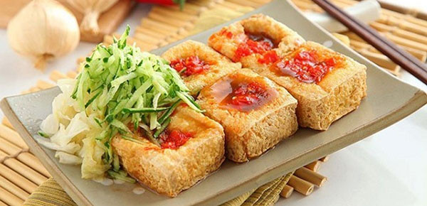 Đậu phụ thối. Đậu phụ thối nặng mùi song lại là món khoái khẩu của nhiều người. Để làm được đậu phụ thối đúng chuẩn mất rất nhiều thời gian. Quá trình này sinh ra các amin như methylamine, tiêu thụ quá nhiều có thể gây tổn thương gan, không tốt cho sức khỏe tổng thể.