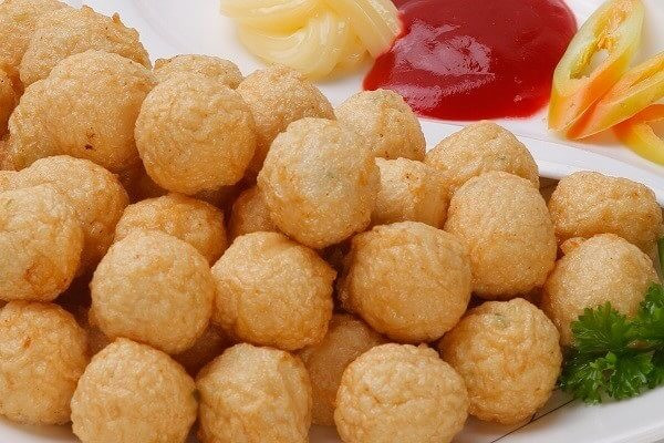 Cá viên. Nhiều người có sở thích dùng thịt, cá viên, thanh cua... cho vào nồi lẩu. Tuy rất ngon nhưng thực phẩm chế biến sẵn này được khuyên nên hạn chế bởi chúng chứa nhiều chất phụ gia không có lợi.