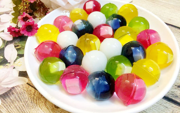 Thạch sản xuất đảm bảo an toàn sức khỏe là vậy. Với những sản phẩm không rõ nguồn gốc, thạch thường được trộn chung với nhiều đường để kích thích vị giác. Trong khi đó, ăn nhiều đường dễ gây nhiều vấn đề sức khỏe như sâu răng, béo phì.