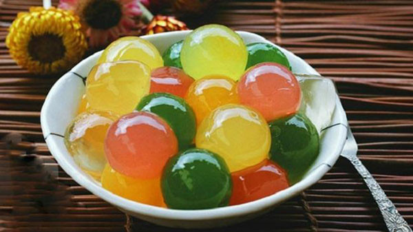 Nghiêm trọng hơn, tại nhiều cơ sở sản xuất, việc lạm dụng hóa chất công nghiệp để tạo mùi, làm dai... diễn ra rất thường xuyên. Ăn nhiều những thành phần này có thể gây ngộ độc, ảnh hưởng nghiêm trọng hệ tiêu hóa.