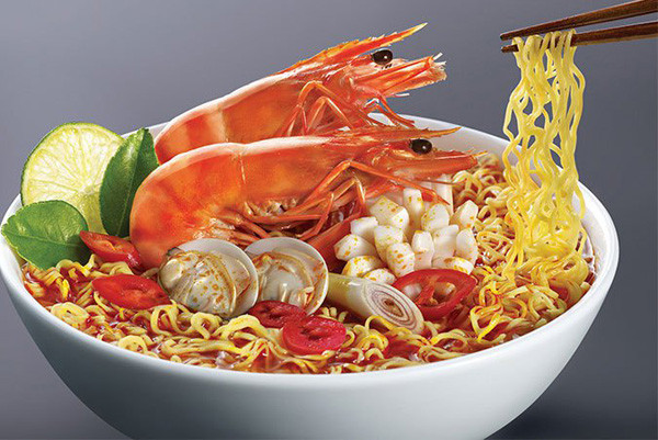 Mì gói đa dạng hương vị, thơm ngon lại dễ chế biến nên rất nhiều người ưa thích. Mì gói từ lâu được khuyến nghị không nên dùng thường xuyên do chứa nhiều dầu mỡ bất lợi cho sức khỏe. Tuy nhiên, có nhiều đồ ăn vặt hại sức khỏe hơn cả mì gói song nhiều người không biết, vô tư thưởng thức.