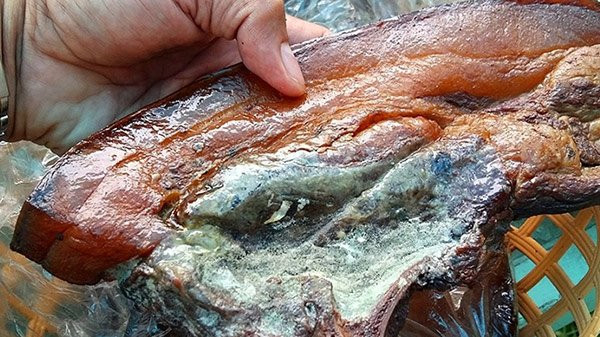 Những miếng thịt mốc xanh, với giòi bò lúc nhúc mới tạo nên hương vị riêng cho món đặc biệt này. Nó có vị ngậy, béo và hơi chua.