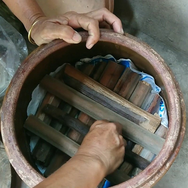 Cá rô phi làm sạch sẽ được ủ với muối và qua nhiều công đoạn phức tạp trong vài tháng.