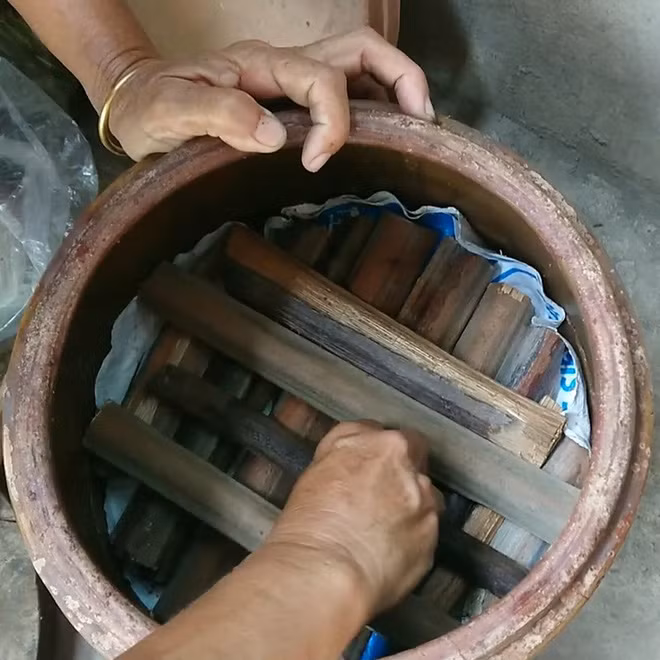 Cá rô phi làm sạch sẽ được ủ với muối và qua nhiều công đoạn phức tạp trong vài tháng.