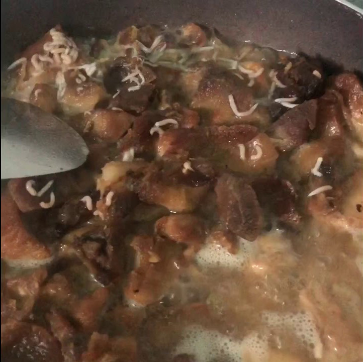 Đây là một trong những món ăn đặc sản ở Sơn La với hương vị đặc biệt, càng thối càng ngon và gây nghiện.