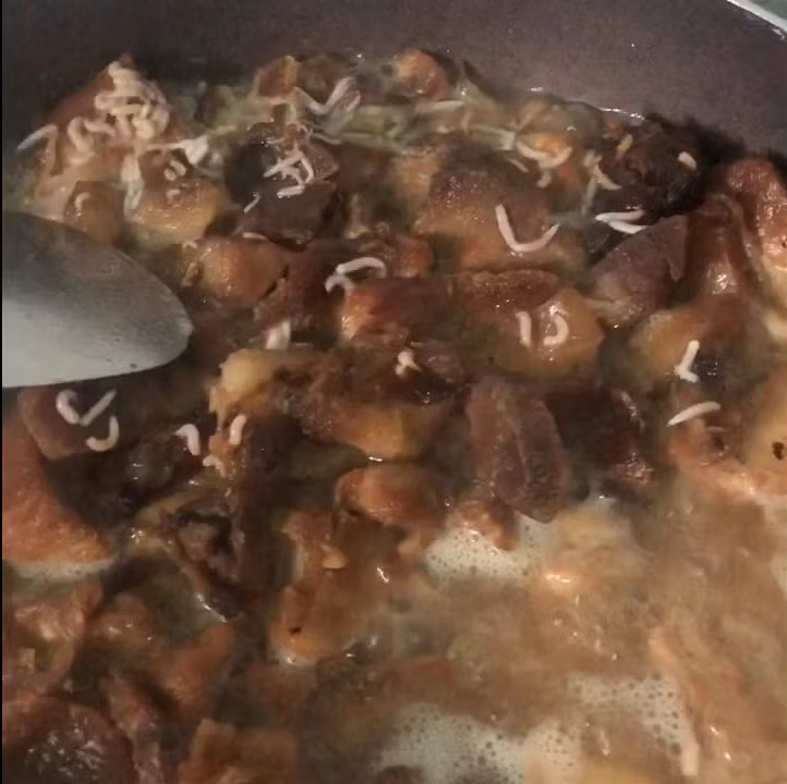 Đây là một trong những món ăn đặc sản ở Sơn La với hương vị đặc biệt, càng thối càng ngon và gây nghiện.