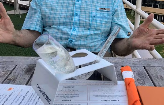 Uống sâm panh theo cách của riêng bạn. Còn uống như thế nào thì nhà hàng cũng không chịu trách nhiệm.