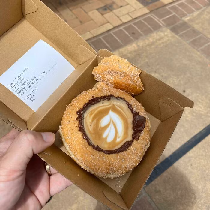 Món cà phê pha trong nhân bánh, có lẽ bạn cần một chiếc ống hút.