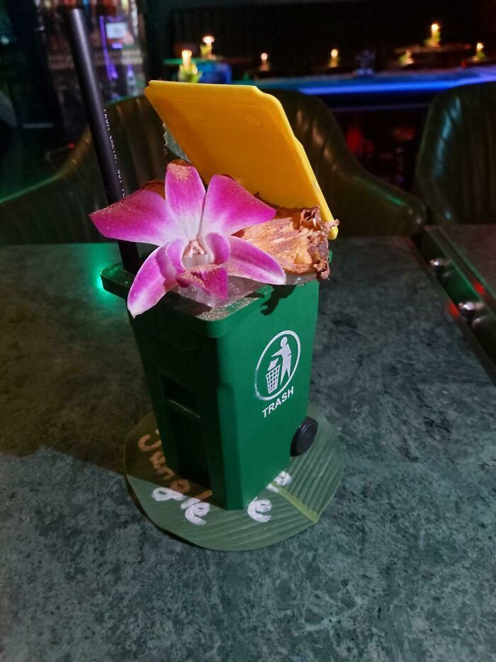 Không phải thùng vứt rác đâu, đó chính là một ly cocktail dành cho bạn!