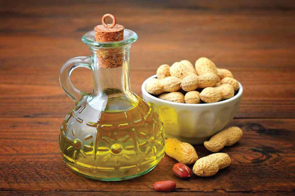 Bên cạnh đó, dầu ăn để lâu (đặc biệt là dầu lạc) có thể nhiễm độc tố aflatoxin - chất có khả năng gây ung thư mạnh. Thường xuyên tiêu thụ chất độc này gây tổn hại lớn cho gan. Thậm chí, chỉ cần 1mg aflatoxin là có thể gây ung thư.