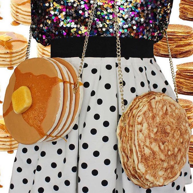 Cô gái kia cẩn thận sốt trên bánh crếp chảy vào trang phục bây giờ!