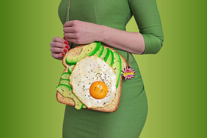 Cô gái luôn không kịp ăn bữa sáng tại nhà nên mang theo trên đường.