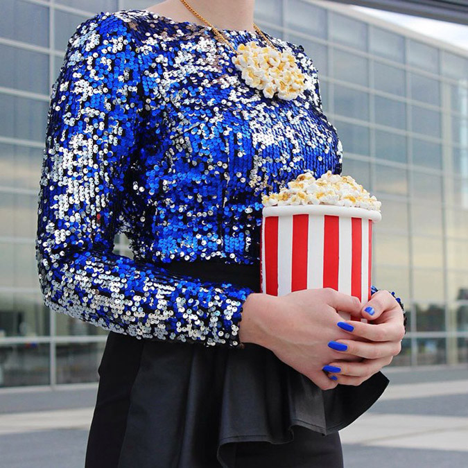 Ăn uống kiểu gì bỏng ngô rơi cả vào dây đeo cổ!