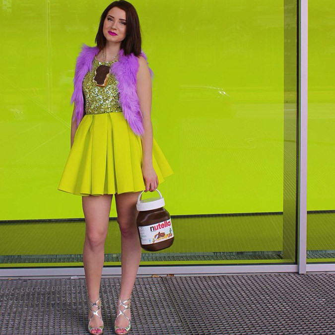 Sao lại mang nguyên cả hộp mứt đậu phộng thơm ngậy đi chơi thế này!