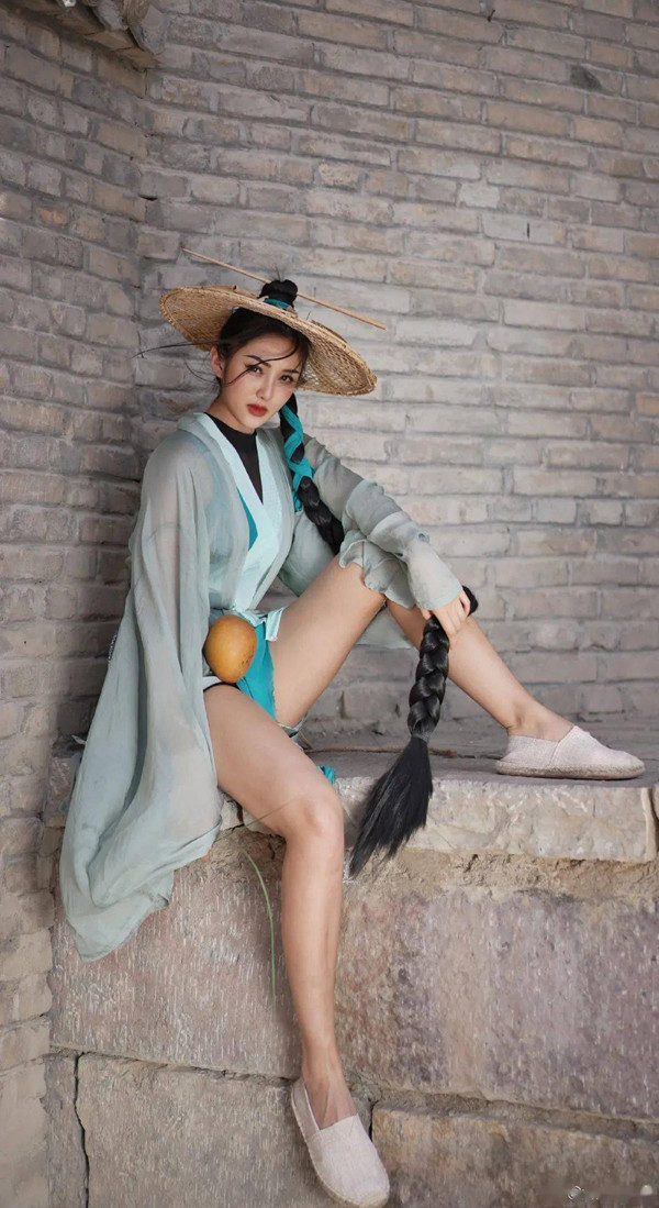 Được biết, Nana cao 1m68, sinh năm 1998 tại Hồ Nam. Cô bén duyên với thể hình cách đây 3 năm. Nhờ kiên trì khổ luyện, dám nghĩ dám làm, Nana không chỉ có được thân hình quyến rũ “vạn người mê” mà còn trở thành huấn luyện viên chuyên nghiệp được nhiều người theo dõi.