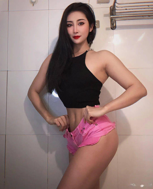 Sự chuẩn chỉ trong từng động tác giúp Nana sớm gặt hái thành quả tập luyện. Chỉ thời gian ngắn, cô gái nhận thấy vùng da xập xệ của mình ít đi. Thay vào đó, cơ thể ngày càng rắn chắc, hình thành những đường cong mềm mại.