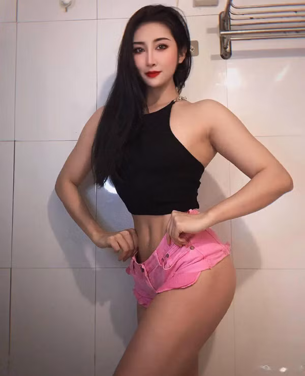 Sự chuẩn chỉ trong từng động tác giúp Nana sớm gặt hái thành quả tập luyện. Chỉ thời gian ngắn, cô gái nhận thấy vùng da xập xệ của mình ít đi. Thay vào đó, cơ thể ngày càng rắn chắc, hình thành những đường cong mềm mại.