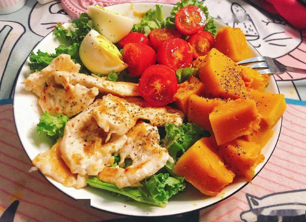 Không chỉ quan tâm hoàn thiện kỹ thuật, Nana còn rất chú trọng đến lượng dinh dưỡng nạp vào mỗi ngày. Mỹ nhân không bỏ bữa mà dành thời gian chế biến những bữa ăn cân đối, giàu chất đạm để tạo cơ.