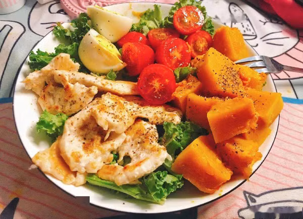 Không chỉ quan tâm hoàn thiện kỹ thuật, Nana còn rất chú trọng đến lượng dinh dưỡng nạp vào mỗi ngày. Mỹ nhân không bỏ bữa mà dành thời gian chế biến những bữa ăn cân đối, giàu chất đạm để tạo cơ.