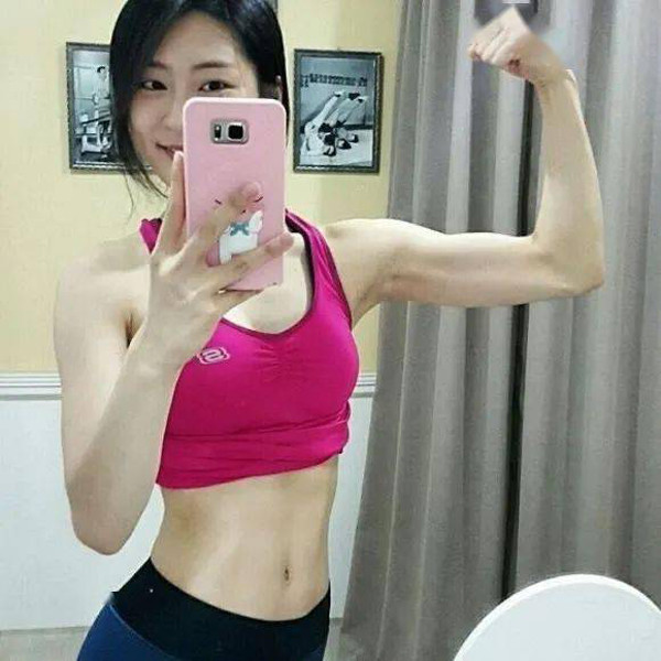 Kiên trì luyện tập suốt 3 năm, thành quả Lee đạt được trên cả xuất sắc. Từ cơ thể èo uột, thẳng đuột không đường cong giờ đây nữ bác sĩ dường như “lột xác” thành con người khác với những đường cong "bốc lửa". 