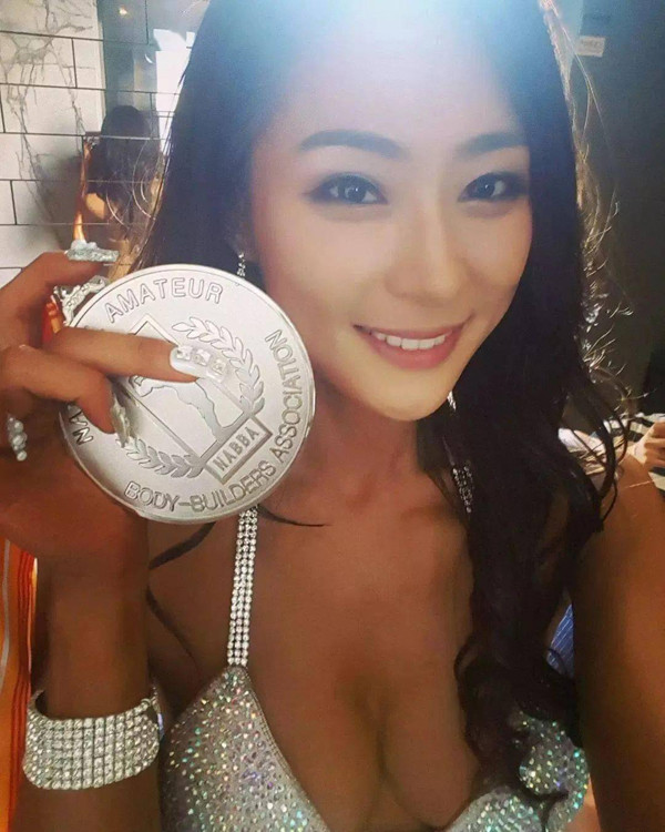 Vốn là người hướng nội, Lee gây ngỡ ngàng khi hoàn toàn trút khỏi vỏ bọc an toàn của bản thân để đăng ký tham gia cuộc thi thể hình bikini. Sự nỗ lực không ngừng khiến Lee vinh dự giành được thành tích xuất sắc dù không chuyên.