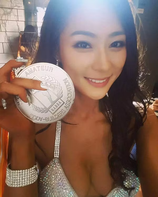 Vốn là người hướng nội, Lee gây ngỡ ngàng khi hoàn toàn trút khỏi vỏ bọc an toàn của bản thân để đăng ký tham gia cuộc thi thể hình bikini. Sự nỗ lực không ngừng khiến Lee vinh dự giành được thành tích xuất sắc dù không chuyên.