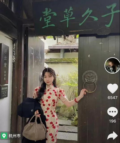 Nhiều người nhận xét, ảnh "ăn chay niệm Phật" nhưng tâm thì thích khoe da thịt.