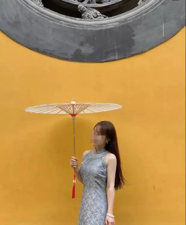 Khi đi chùa hay đến những nơi tôn nghiêm, chị em nên chọn bộ trang phục có sắc màu nhã nhặn, có thể là màu đơn sắc như màu hồng nhạt, màu nâu, màu xanh nước biển. Không nên mặc ngắn tay như trong hình.