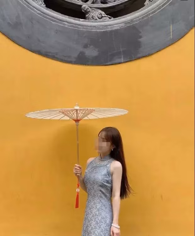 Khi đi chùa hay đến những nơi tôn nghiêm, chị em nên chọn bộ trang phục có sắc màu nhã nhặn, có thể là màu đơn sắc như màu hồng nhạt, màu nâu, màu xanh nước biển. Không nên mặc ngắn tay như trong hình.