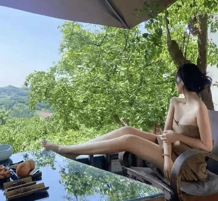 Trước hết đây là chốn linh thiêng hoặc thanh tịnh, vậy mà nhiều người đẹp ăn mặc quá hớ hênh.