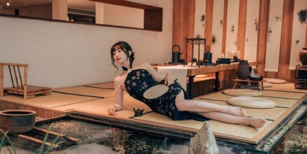 Có người thậm chí tạo dáng khoe thân quá đà, vô cùng phản cảm