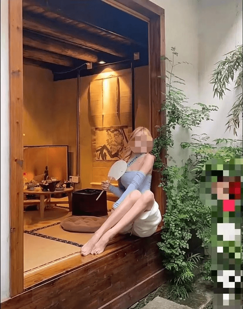 Tuy nhiên, thay vì trầm tư thanh tịnh, các bức ảnh dường như lại cố ý khoe cơ thể người đẹp, hoặc hàng hiệu