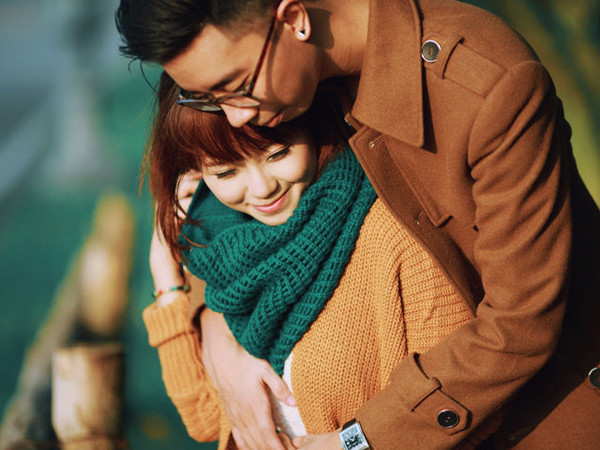 Thực tế, đàn ông nhiều tiền, đẹp trai mà kiệm lời yêu thương không chỉ khiến phụ nữ cảm thấy họ khô cứng mà còn khiến chị em bất an. Không biết thể hiện tình cảm sẽ khiến phụ nữ hoài nghi liệu anh ta có người khác hay không. Ảnh: IT