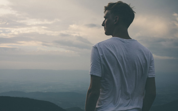 Tự thân vận động, có khả năng bảo vệ gia đình. Đàn ông dù được thừa hưởng tài sản lớn nhưng không biết xoay sở vận động thì sớm muộn gia tài cũng tiêu tan. Ngược lại, đàn ông có trí tiến thủ không chỉ làm phụ nữ yên tâm mà còn tìm cách làm tiền sinh ra tiền.