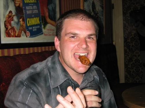 Tháng 8/2013, một người đàn ông đã nuốt trọn ngón chân. Anh ta trả 500 USD (hơn 11 triệu đồng) tiền phạt, cũng là trường hợp đầu tiên cố ý nuốt ngón chân