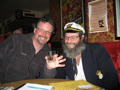 Tháng 7/1980, một thợ mỏ đã nuốt phải ngón chân của Louie và làm hỏng nó.