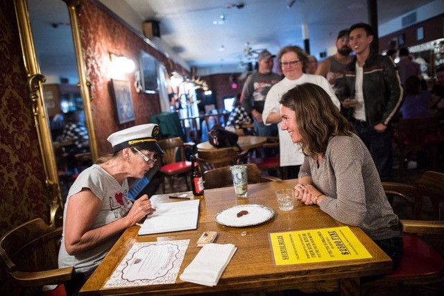 Dick mang chiếc bình tới quán rượu quen trong thị trấn, và thách thức ai đủ can đảm uống đồ uống có ngón chân bên trong. Từ đó, câu lạc bộ Sourtoe Cocktail ra đời.